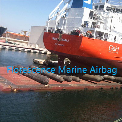 Σκάφος που προωθεί το θαλάσσιο αερόσακο για την ανύψωση του βυθισμένου σκάφους