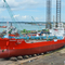 Σκάφος που προωθεί το θαλάσσιο αερόσακο για την ανύψωση του βυθισμένου σκάφους